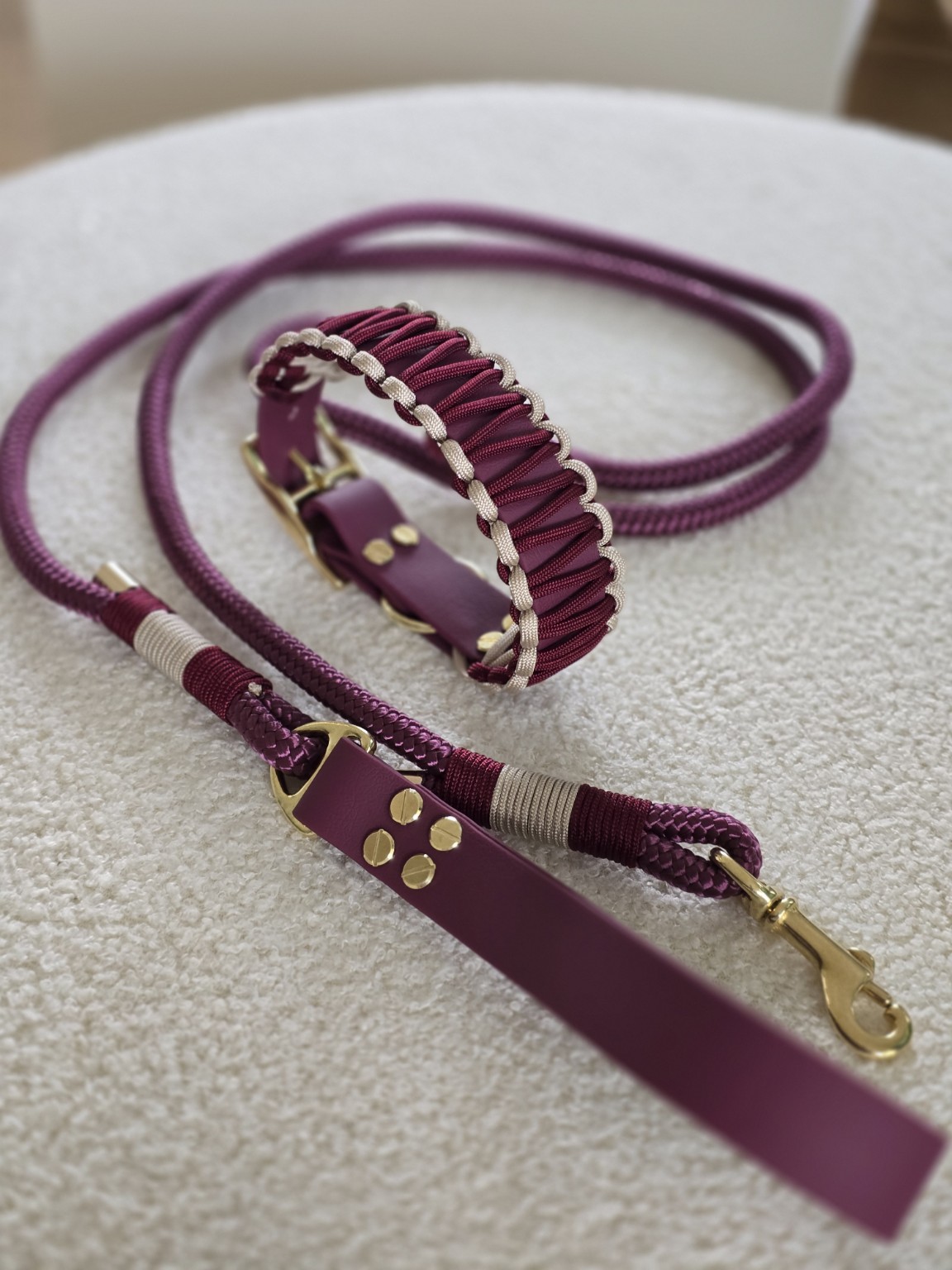 Handgefertigtes bordeauxfarbenes Halsband-Leinen-Set von Love by Wally